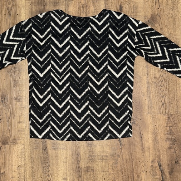 VINTAGE ROSE Black and White Chevron Blouse with Gold Accents - Picture 4 of 6